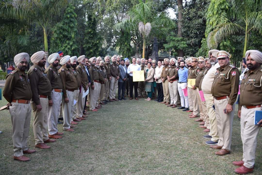 ਐਸ.ਐਸ.ਪੀ. ਸਰਤਾਜ ਸਿੰਘ ਚਾਹਲ ਨੂੰ ਦਿੱਤੀ ਵਿਦਾਇਗੀ ਪਾਰਟੀ, ਦੇਖੋ ਤਸਵੀਰਾਂ