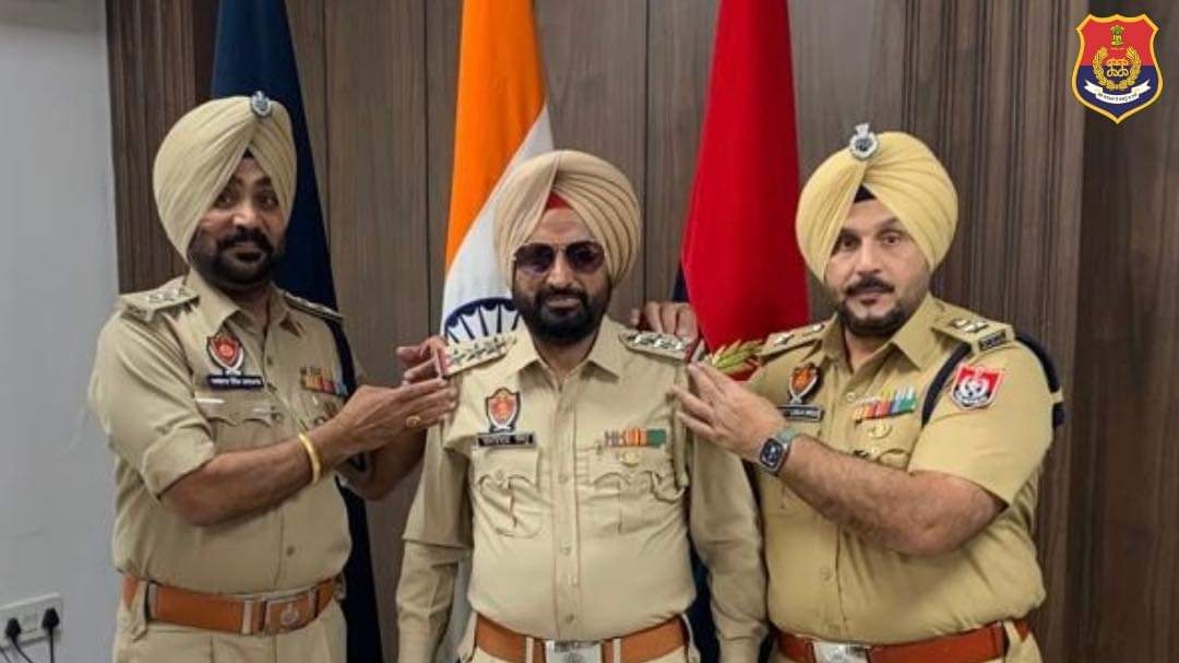 ਐਸ.ਐਸ.ਪੀ ਫਾਜ਼ਿਲਕਾ ਨੇ ਨਵੇਂ ਪਦਉੱਨਤ ਹੋਏ ਇੰਸਪੈਕਟਰ ਨੂੰ ਦਿੱਤੀ ਵਧਾਈ