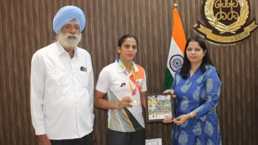 ਐਸਐਸਪੀ ਖੰਨਾ ਨੇ ਚਾਂਦੀ ਦਾ ਤਗਮਾ ਜਿੱਤਣ ਵਾਲੀ ਕਾਂਸਟੇਬਲ ਨੂੰ ਦਿੱਤੀ ਵਧਾਈ
