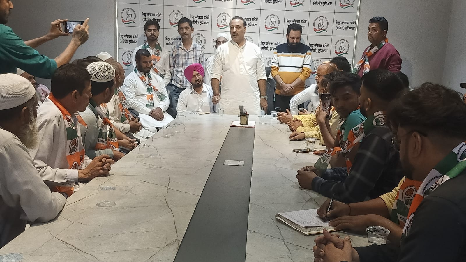 ਕਾਂਗਰਸ ਪ੍ਰਧਾਨ ਸੰਜੇ ਤਲਵਾੜ ਦੀ ਅਗਵਾਈ ਹੇਠ 50 ਮੁਸਲਿਮ ਪਰਿਵਾਰਾਂ ਨੇ ਆਮ ਆਦਮੀ ਪਾਰਟੀ ਨੂੰ ਛੱਡ ਹੋਏ ਕਾਂਗਰਸ ਚ ਹੋਏ ਸ਼ਾਮਲ