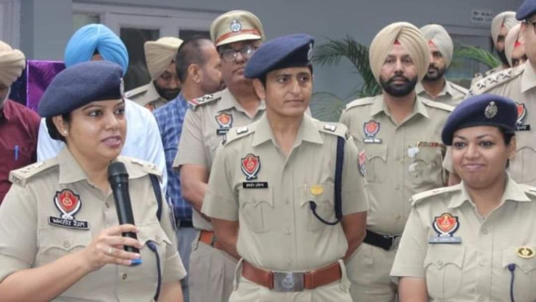 ਐਸ.ਐਸ.ਪੀ ਖੰਨਾ ਵੱਲੋਂ ਸਟਾਫ ਨਾਲ ਮਿਲ ਮਨਾਈ ਦੀਵਾਲੀ, ਦੇਖੋ ਤਸਵੀਰਾਂ