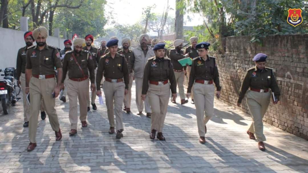 ਡੀ.ਆਈ.ਜੀ ਲੁਧਿਆਣਾ ਰੇਂਜ ਵੱਲੋਂ ਐਸ.ਐਸ.ਪੀ ਖੰਨਾ ਅਤੇ ਜ਼ਿਲ੍ਹਾ ਅਧਿਕਾਰੀਆਂ ਦੀ ਹਾਜ਼ਰੀ ਵਿੱਚ ਥਾਣਾ ਸਮਰਾਲਾ ਵਿਖੇ ਗੈਰ ਰਸਮੀ ਨਿਰੀਖਣ ਕੀਤਾ, ਦੇਖੋ ਤਸਵੀਰਾਂ ..