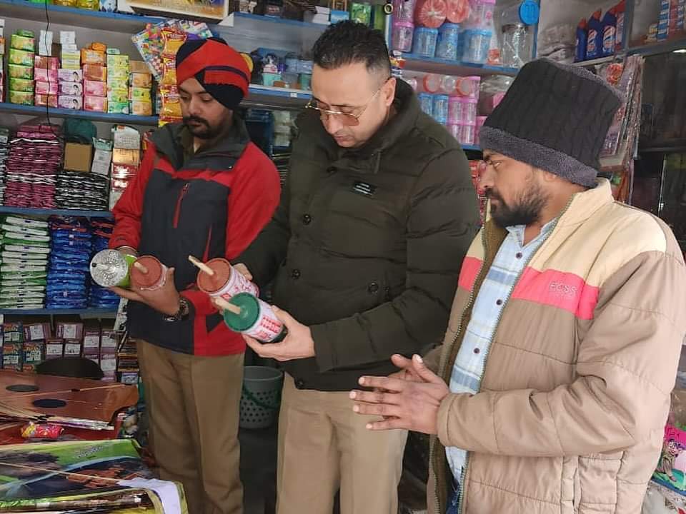 ਹੁਸ਼ਿਆਰਪੁਰ ਪੁਲਿਸ ਵੱਲੋਂ ਚਾਈਨਾ ਡੋਰ ਵੇਚਣ ਵਾਲਿਆਂ ਨੂੰ ਠੱਲ੍ਹ ਪਾਉਣ ਲਈ ਜ਼ਿਲ੍ਹਾ ਵਿੱਚ ਪਤੰਗ ਵੇਚਣ ਵਾਲੀਆਂ ਦੁਕਾਨਾਂ ਦੀ ਚੈਕਿੰਗ ਕੀਤੀ ਗਈ
