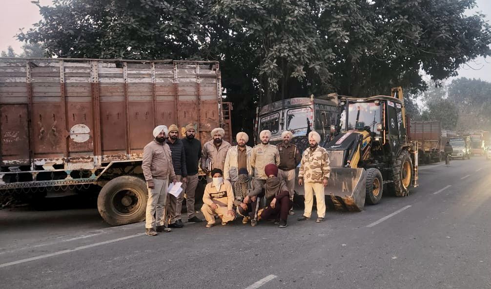 ਥਾਣਾ ਅਜਨਾਲਾ ਵੱਲੋ ਨਜਾਇਜ ਮਾਈਨਿੰਗ ਕਰਦਿਆਂ 15 ਟਰੱਕ (ਟਿੱਪਰ) ਅਤੇ ਦੋ ਜੇ.ਸੀ.ਬੀ ਸਮੇਤ ਤਿੰਨ ਕਾਬੂ
