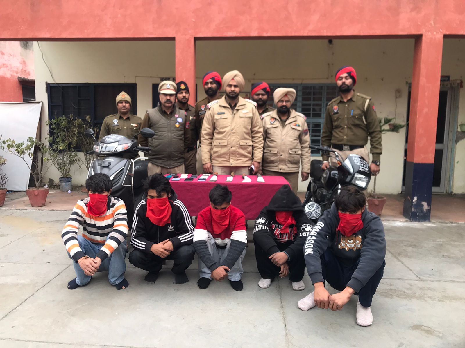 ਜਲੰਧਰ ਦਿਹਾਤੀ ਦੇ ਥਾਣਾ ਲਾਂਬੜਾ ਪੁਲਿਸ ਦੀ ਵੱਡੀ ਕਾਰਵਾਈ, ਲੁਟਾ ਖੋਹਾ ਕਰਨ ਵਾਲੇ 5 ਮੈਬਰ ਗ੍ਰਿਫਤਾਰ