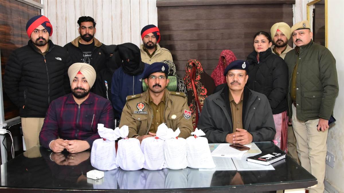 ਤਿੰਨ ਔਰਤਾਂ ਸਮੇਤ ਪੰਜ ਪਰਵਾਸੀ ਨਸ਼ਾ ਤਸਕਰ ਅਫੀਮ ਸਮੇਤ ਕਾਬੂ