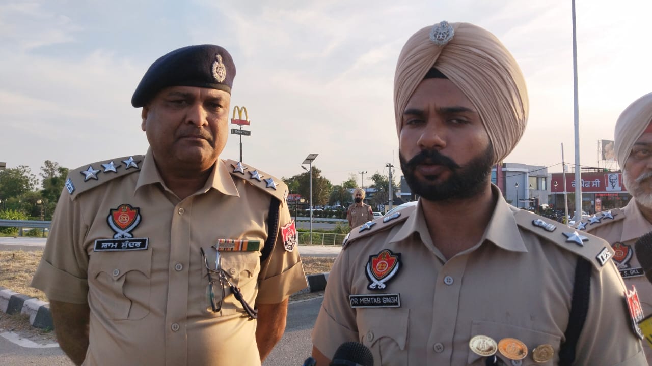 ਨਿਰਪੱਖ ਅਤੇ ਸ਼ਾਤਮਈ ਚੋਣਾਂ ਲਈ ਪੁਲਿਸ ਵਲੋਂ ਮਾੜੇ ਅਨਸਰਾਂ ਤੇ ਨਾਕੇਬੰਦੀ ਦੌਰਾਨ ਤਿੱਖੀ ਨਜ਼ਰ, ਜ਼ਿਲਾ ਪੁਲਿਸ ਮੁੱਖੀ ਵਲੋਂ ਕੀਤੀ ਵੱਖ ਵੱਖ ਨਾਕਿਆ ਦੀ ਚੈਕਿੰਗ