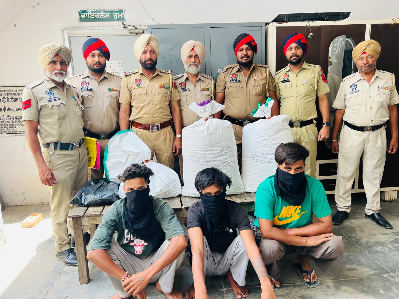 ਥਾਣਾ ਮਹਿਤਪੁਰ ਦੀ ਪੁਲਿਸ ਦੀ ਵੱਡੀ ਕਾਰਵਾਈ, 55 ਕਿਲੋ 500 ਗ੍ਰਾਮ ਡੋਡੇ ਚੂਰਾ ਪੋਸਤ ਤੇ 09 ਬੋਤਲਾ ਨਜਾਇਜ ਸ਼ਰਾਬ ਬ੍ਰਾਮਦ