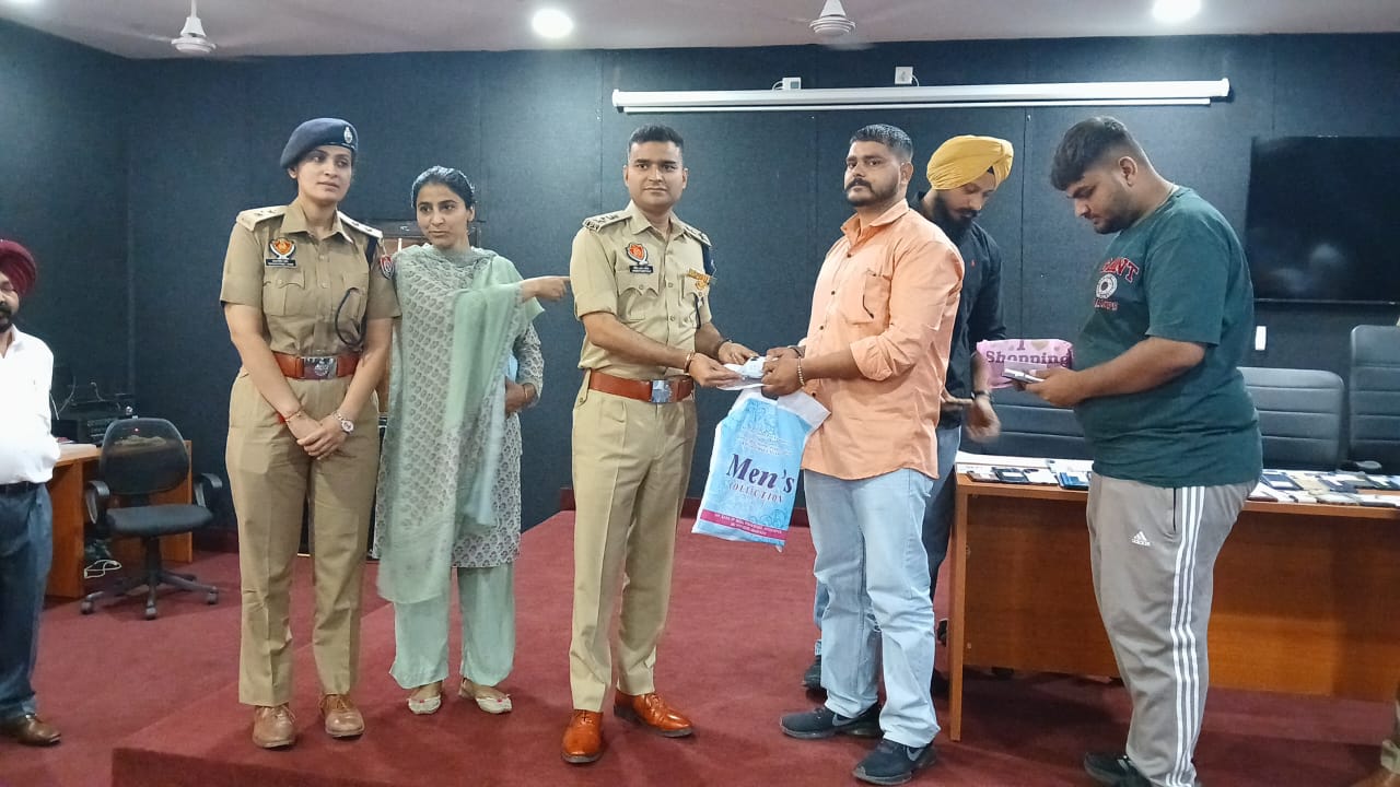ਆਮ ਲੋਕਾਂ ਦੇ ਗੁੰਮ ਹੋਏ 128 ਮੋਬਾਇਲ ਰਿਕਵਰ ਕਰਕੇ ਅਸਲ ਮਾਲਕਾਂ ਹਵਾਲੇ ਕੀਤੇ