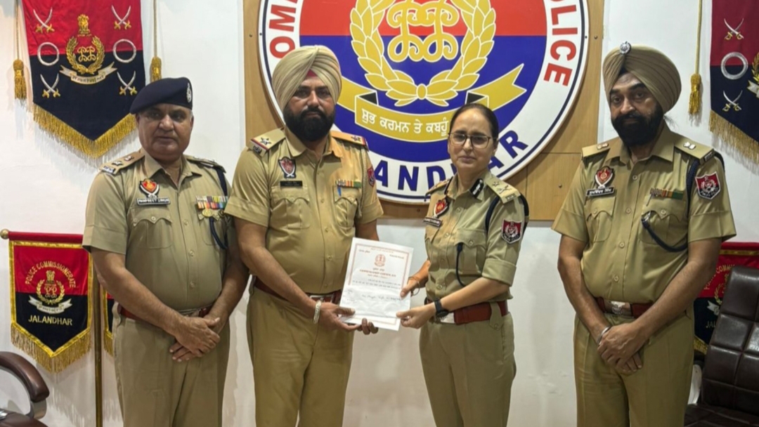 ਸੀਪੀ ਜਲੰਧਰ ਵੱਲੋਂ “ਯੁੱਧ ਨਸ਼ਿਆਂ ਵਿਰੁੱਧ” ਮੁਹਿੰਮ ਵਿੱਚ ਸ਼ਾਨਦਾਰ ਯੋਗਦਾਨ ਲਈ 23 ਪੁਲੀਸ ਅਧਿਕਾਰੀਆਂ ਨੂੰ ਸੀਸੀ-1 ਸਰਟੀਫਿਕੇਟ ਤੇ ₹1.20 ਲੱਖ ਨਕਦ ਇਨਾਮ ਨਾਲ ਸਨਮਾਨਿਤ ਕੀਤਾ ਗਿਆ