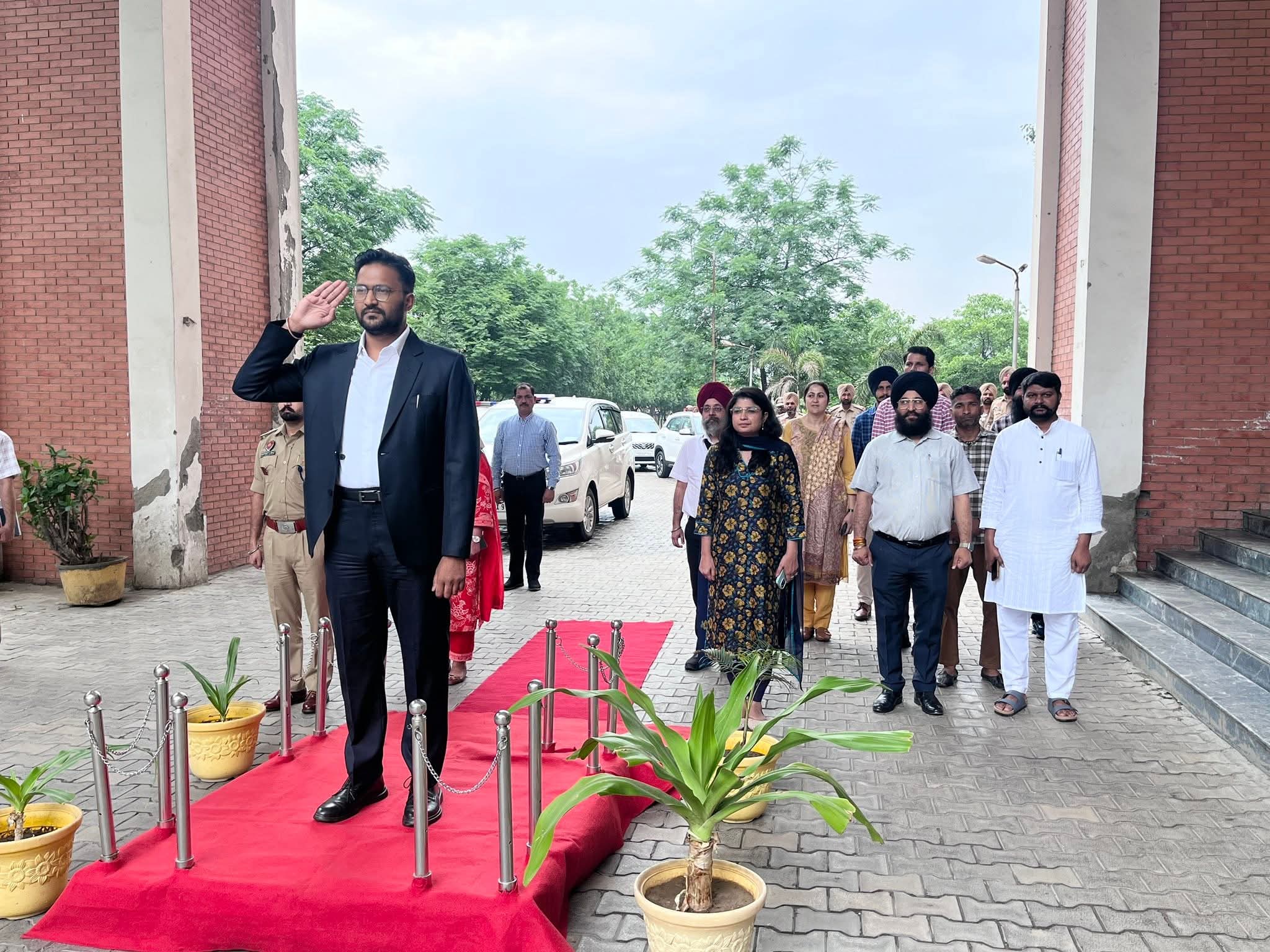 2019 ਬੈਚ ਦੇ ਆਈ.ਏ.ਐਸ. ਅਧਿਕਾਰੀ ਅਕਾਸ਼ ਬਾਂਸਲ ਨੇ ਡਿਪਟੀ ਕਮਿਸ਼ਨਰ ਵਜੋਂ ਅਹੁਦਾ ਸੰਭਾਲਿਆ