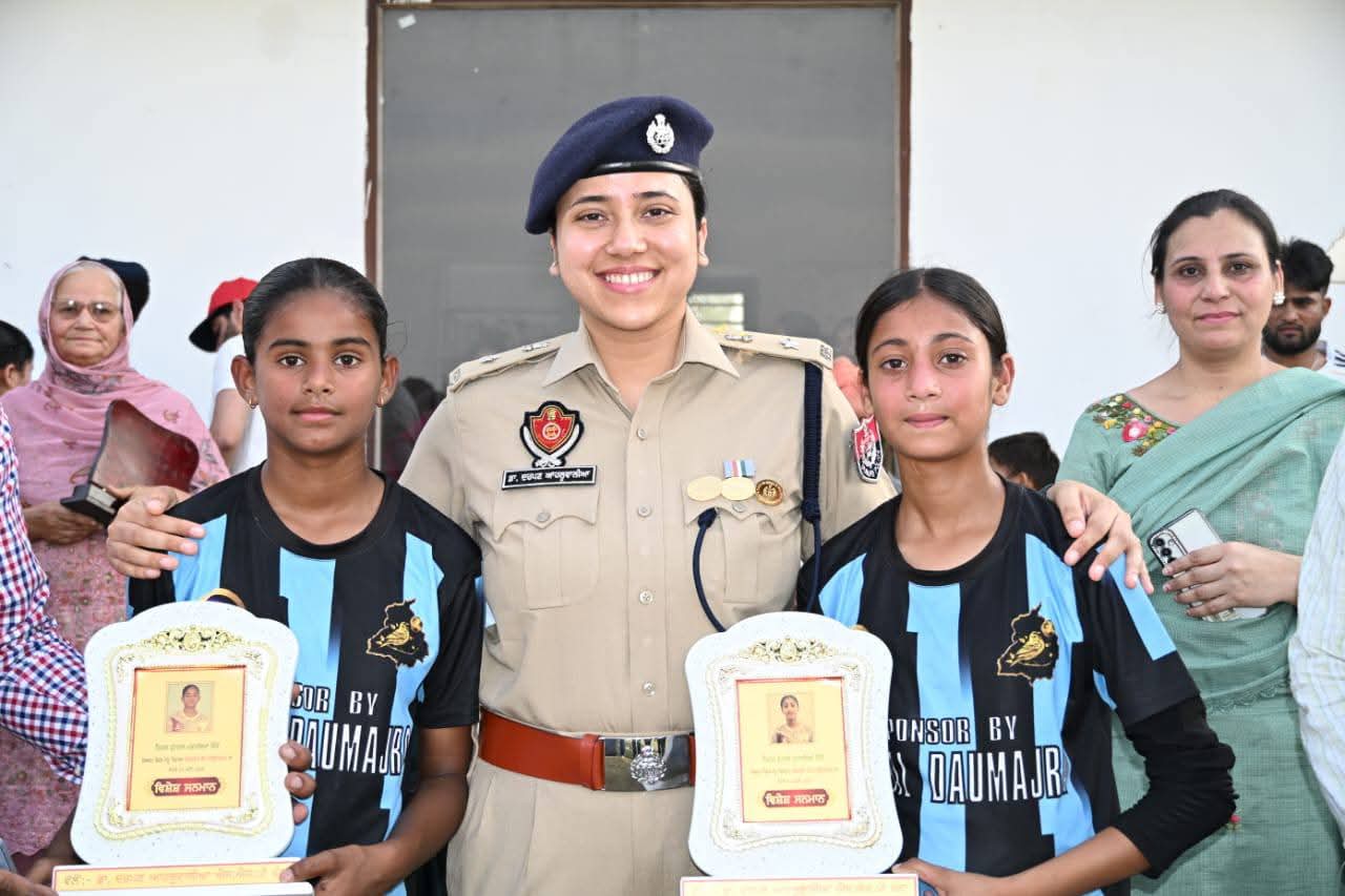 ਐਸ.ਐਸ.ਪੀ ਡਾ. ਦਰਪਣ ਆਹਲੂਵਾਲੀਆ ਨੇ ਕੌਮੀ ਖਿਡਾਰਨਾਂ ਕੀਤਾ ਸਨਮਾਨ